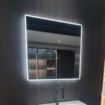 07. Keturkampis šviečianti linija krašte veidrodis